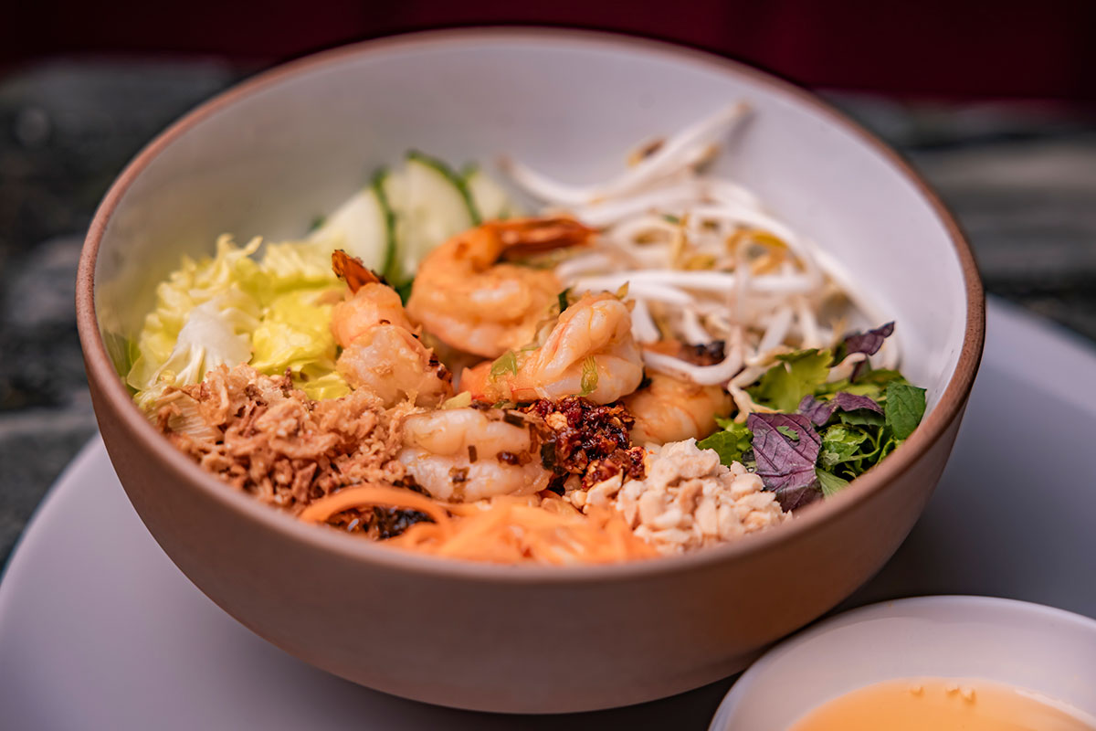 Delivery from Sáo Budapest restaurant and order asian food at home.